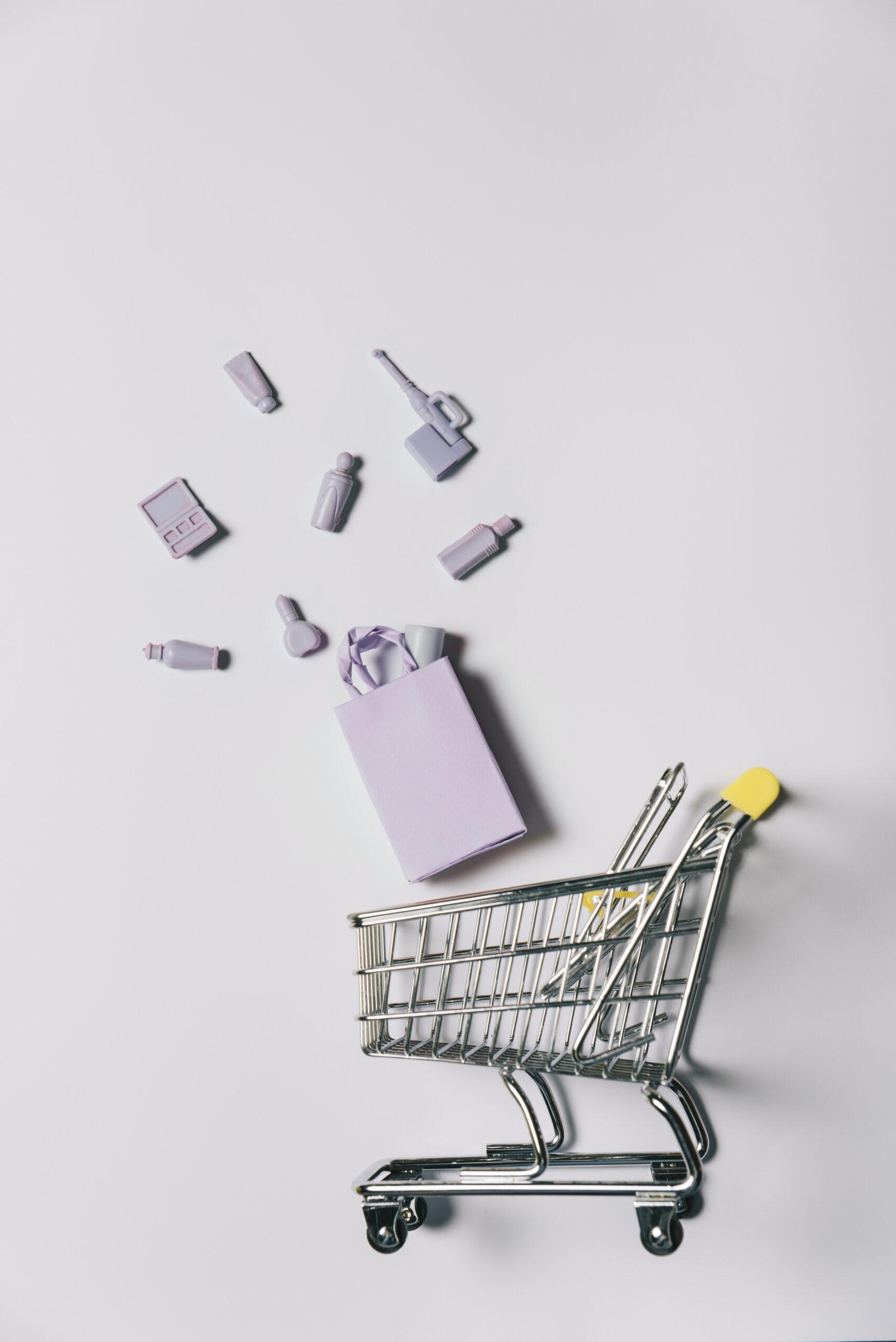 concepto-de-black-friday-con-productos-y-carro-de-compras