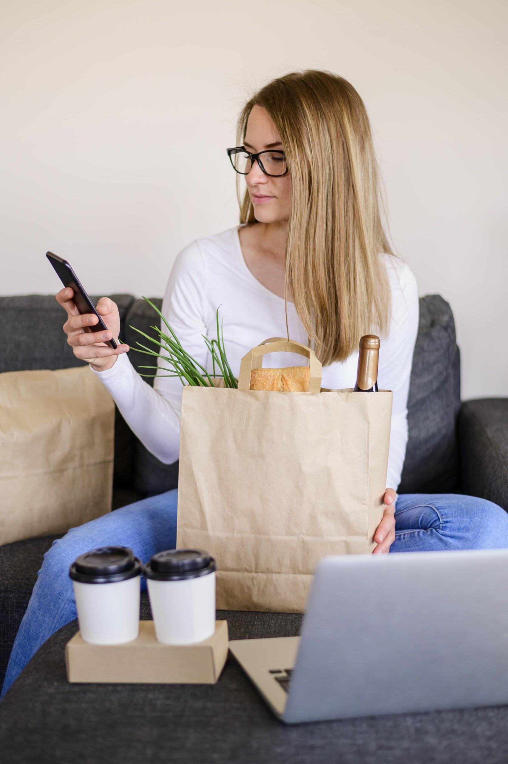 retrato-de-mujer-hermosa-con-bolsa-de-papel
