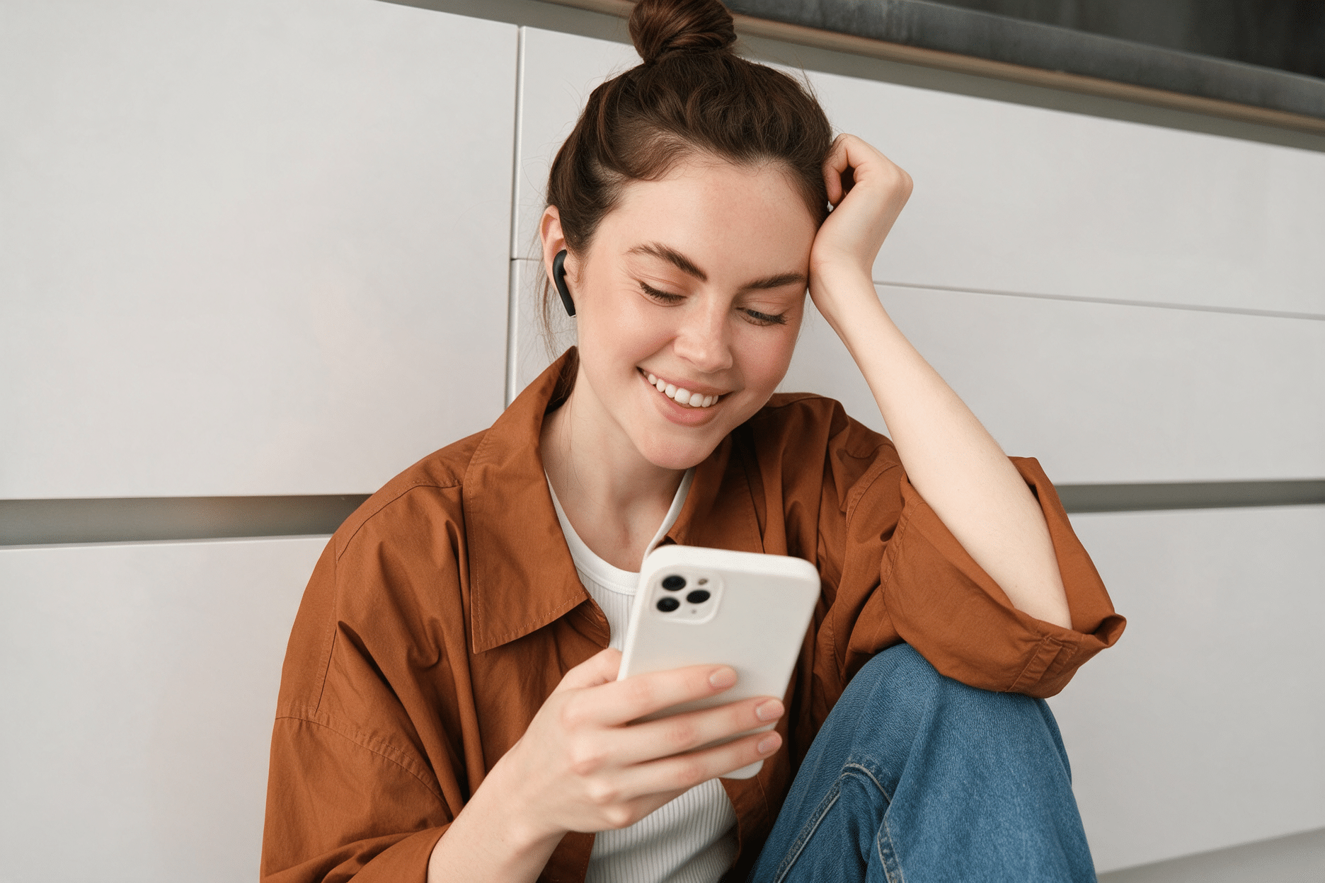 Mujer joven en redes sociales Mujer-joven-en-redes-sociales